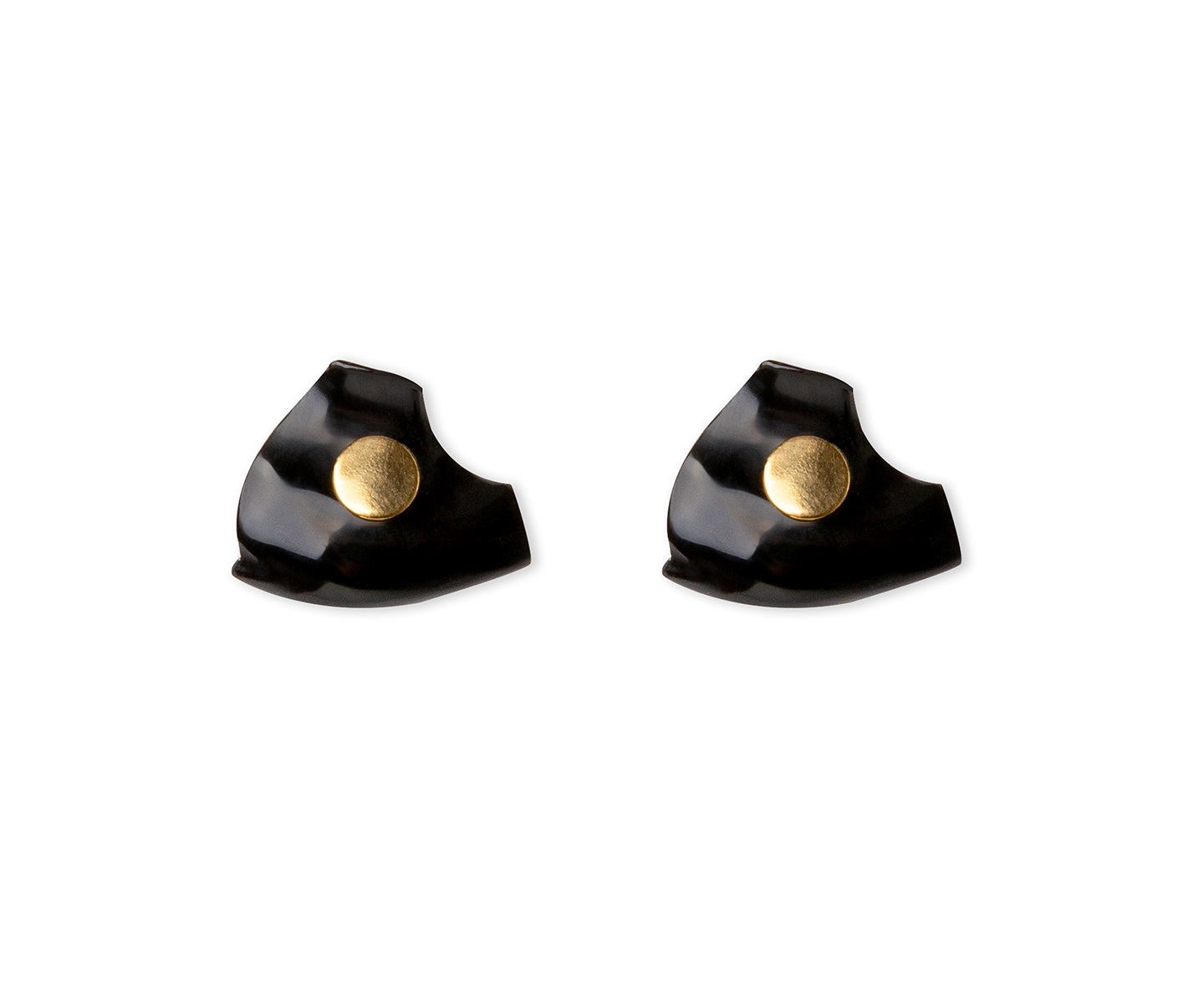Gold earring with false onyx dilation