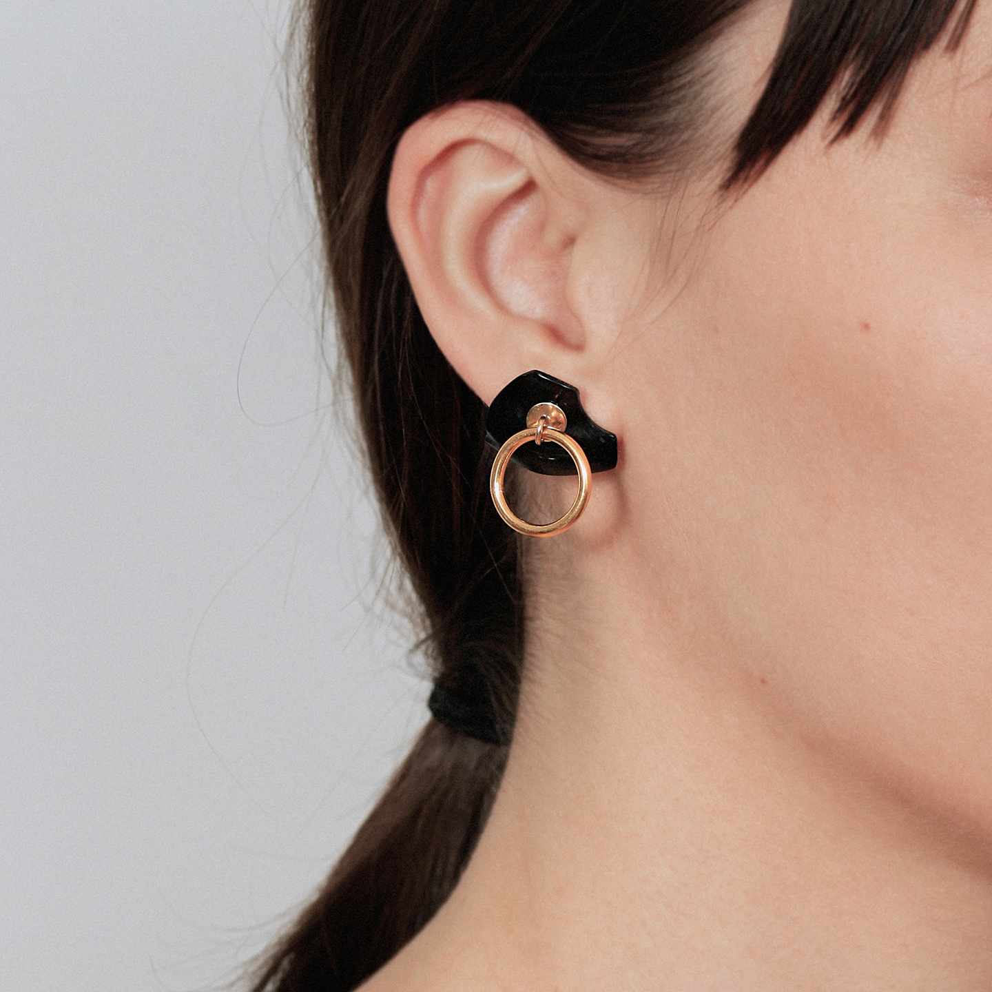 Gold earring with hoop and false onyx dilation