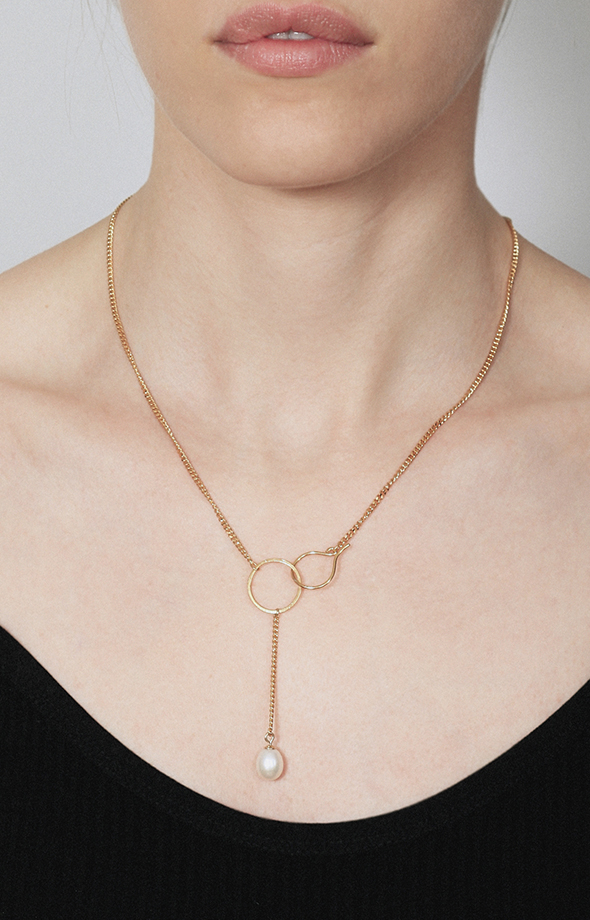Gold necklace with original clasp and a pearl
