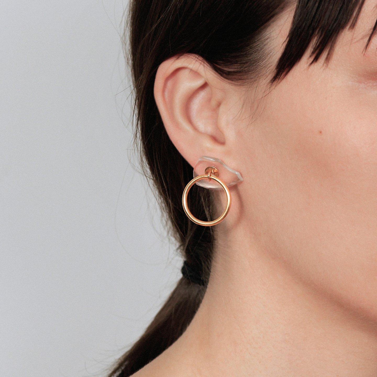 Gold hoop earring with false dilation