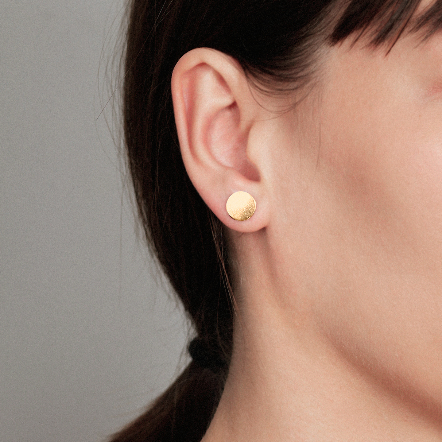 Gold earring with false dilation