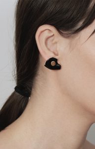Gold earring with false onyx dilation