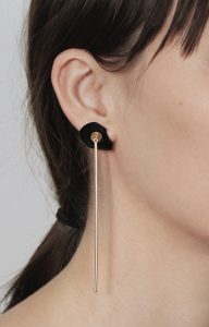 Long gold earring with bar and false onyx dilation