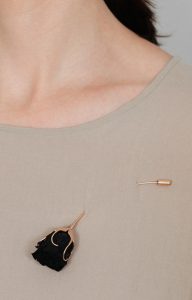 Brooche - Gold pin set with a preserved natural black rose