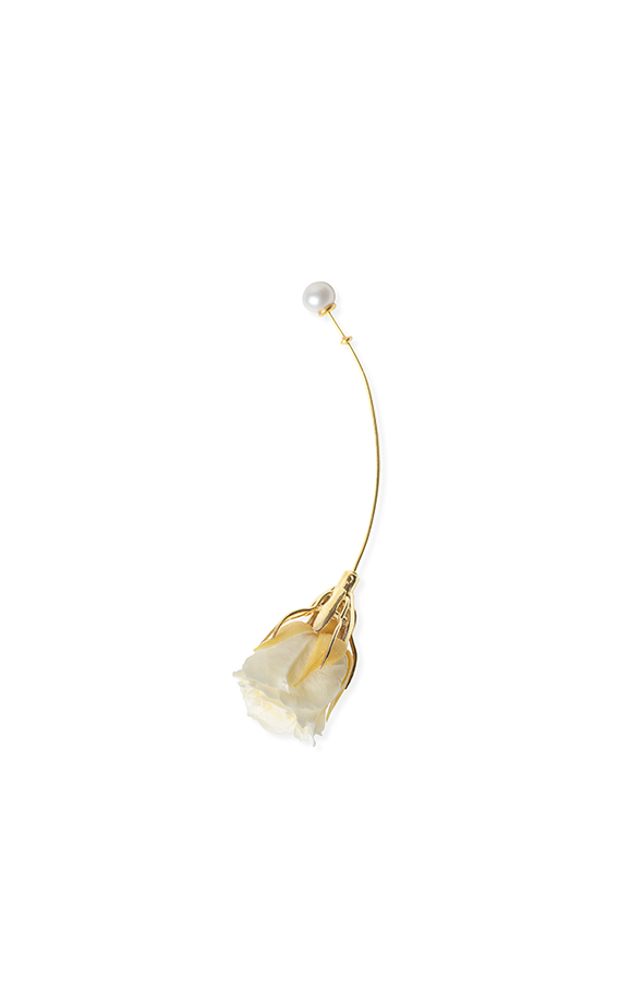 Long gold earring with cream rose