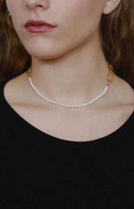 Chain and fresh water pearls short necklace.