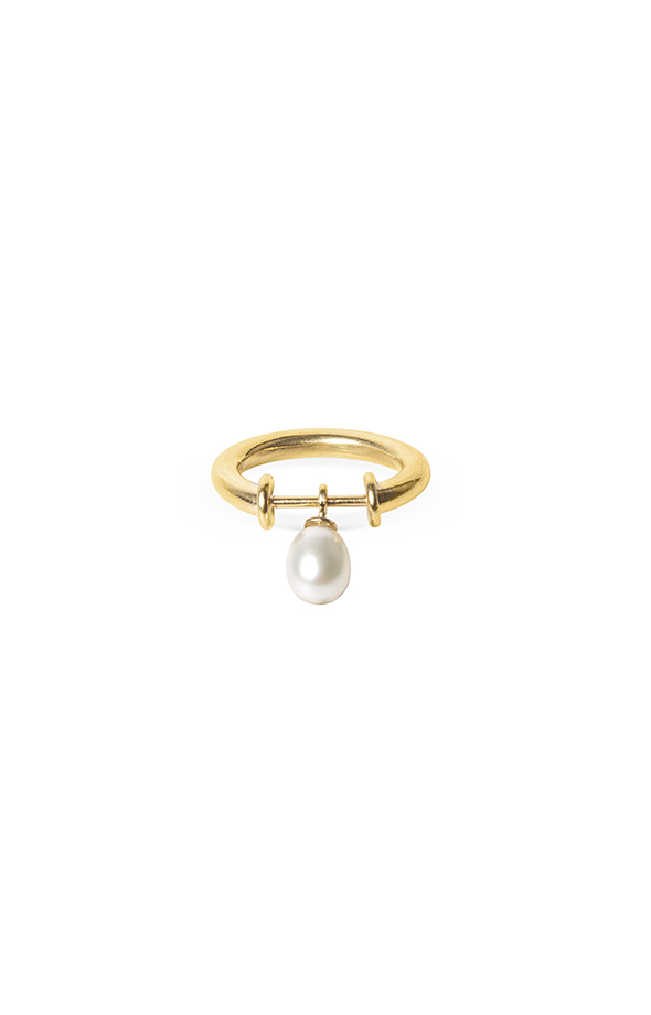 Ring in gold plated silver set with a fresh water pearl